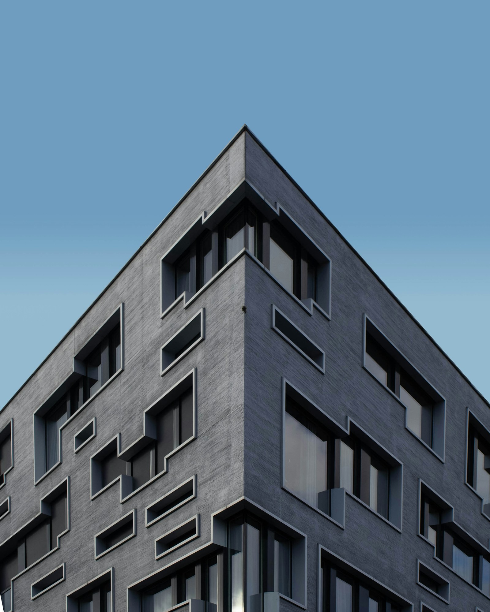 Encontro de fachadas de concreto em uma edificação contemporânea